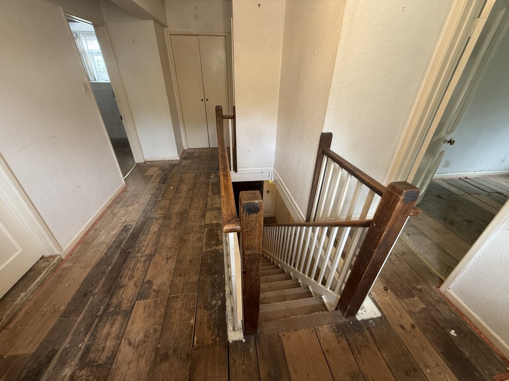 Lot: 99 - CHARACTER SEMI-DETACHED COTTAGE FOR UPDATING WITH LARGE GARDENS - Landing